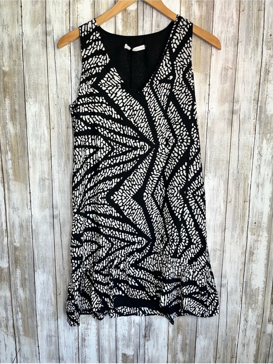 Three Eighty Two Dresses & Skirts - Three Eighty Two NWT Black White Geometric Print Sleeveless Dress XS Flowy Hem